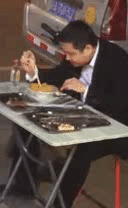 搞笑的GIF图片：不像你啊乌鸦哥，应该早就掀桌了