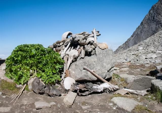 喜马拉雅山出现怪事 冰川融化露出一骇人湖泊 传说与印度有关 今日热点