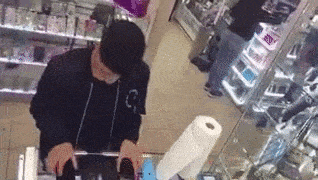 搞笑会动的图片GIF：现在的草莓，都这么生性了吗？
