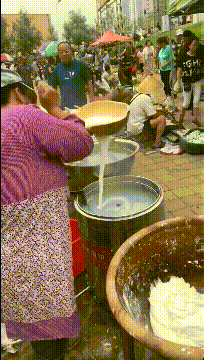 搞笑的GIF趣图：努力吧，不然吃的饺子都不是人工包的了