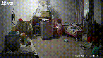 家中起火，留守幼童向监控求救！