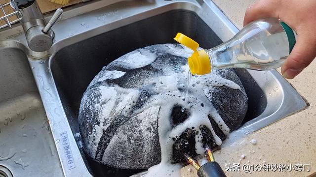 锅烧糊了上面黑的怎么去掉（去除锅底重度的黒垢）