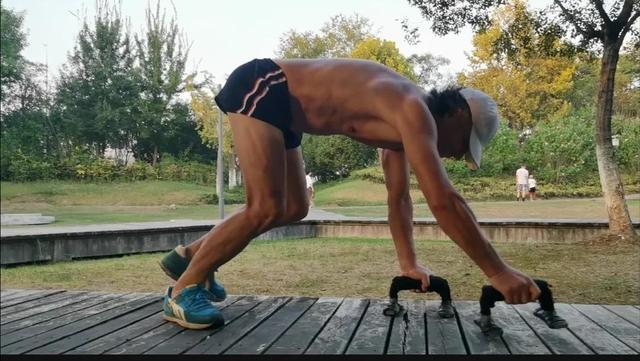 娘胎里带来的本领爬行让双手持俯卧撑支架运动华丽转身的改变神了