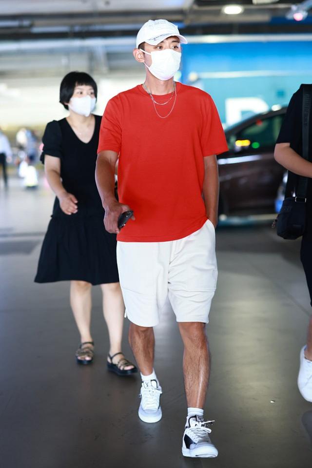 张继科时尚感真好，“机场秀”变身潮男，运动风这样穿活力十足  第10张