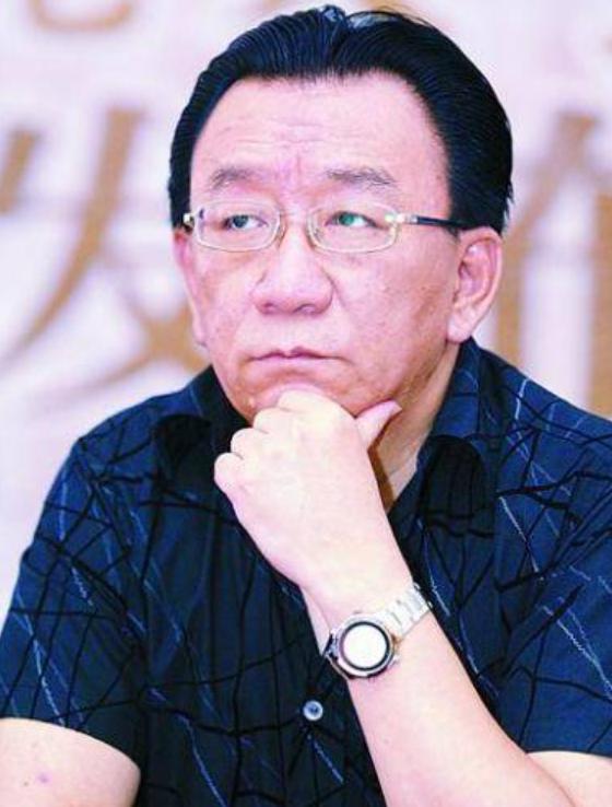 常宝华的徒弟:常宝华的葬礼上，牛群缺席侯耀华带头鼓掌，这对师兄弟有何恩怨？