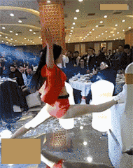 可爱清纯的美女动态图图片：妹纸功夫了得啊，可以解锁好多姿势