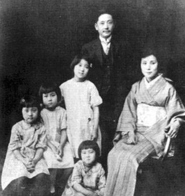 日本护士嫁给中国将军，婚后生下一女家喻户晓，女婿更是举世闻名