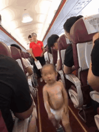 搞笑的GIF趣图：穿尿不湿的大哥惹不起！