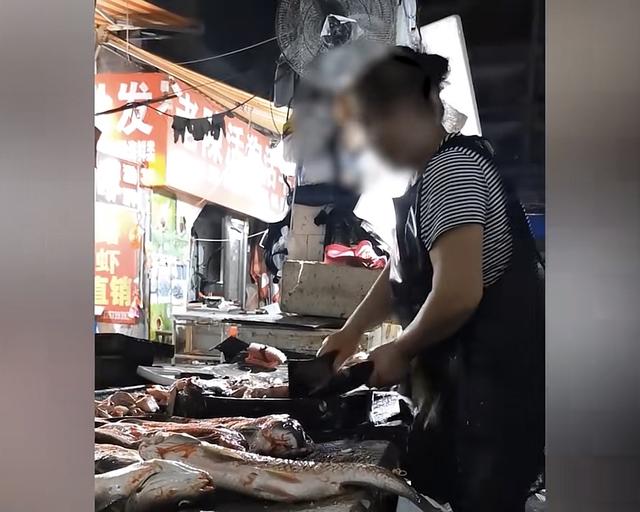 顾客买42斤鱼要求切块，鱼贩抬头张望后，手下一滑半条鱼不见了