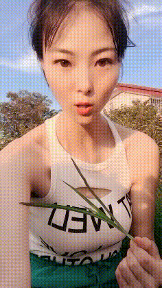 美女GIF内涵动图：风景好看，妹子好大