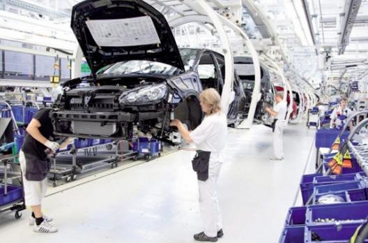 世界顶峰的汽车生产基地，16秒生产一辆，6000个智能机器人