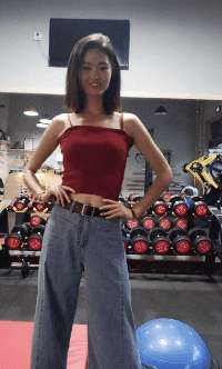 有些性感的美女动图：我猜妹子还没有男朋友，不然这样出不了门！