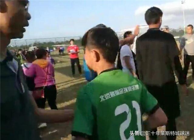 海南足球联赛冲突:青少年足球联赛爆发罕见冲突！孩子爆粗口+飞踹，家长帮着一起打