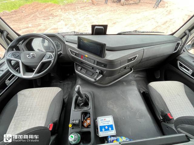 拉砂石料自卸车