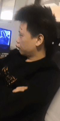 爆笑的动图GIF图片：命根悬一线！这是一辈子的幸福当赌注啊！