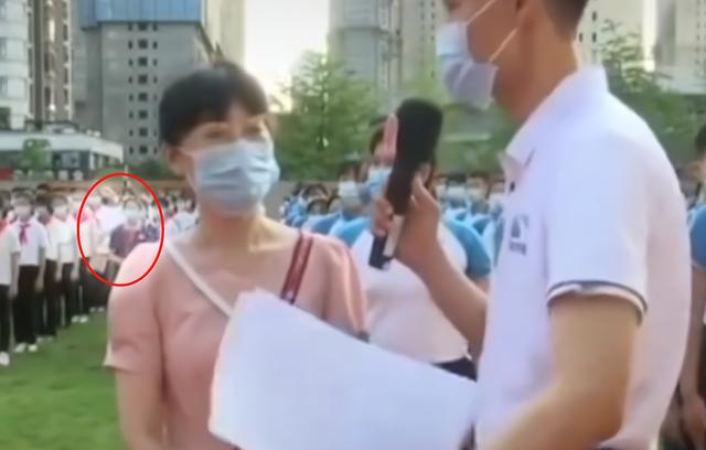 开学典礼女生倒地昏迷，长达半分钟竟无人关注，校方作出回应