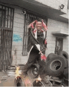 搞笑的动图GIF：这两栋楼里面的住户可能有一些隐藏关系吧！