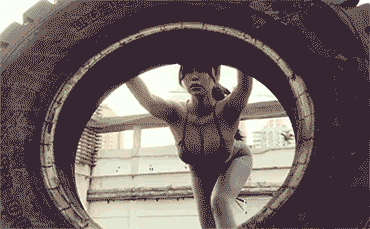 内涵动态图GIF：美女，你这吊带什么作用？
