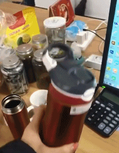 搞笑的动态GIF图片：姑娘你这茶杯有点皮啊