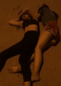 美女的另类动态图图片：咋整？2个一起喝多了！