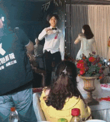 爆笑动图:倒挂树枝上拍婚纱照!现在的摄影师真的是太不容易了!