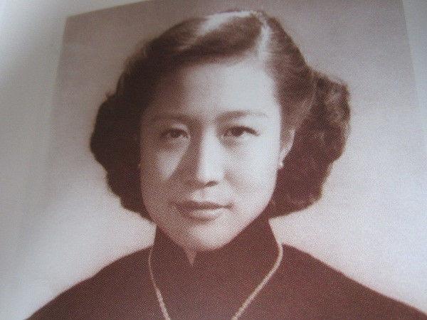 杨振宁100岁生日，45岁翁帆一袭红裙笑颜如花，18年婚姻证明爱情