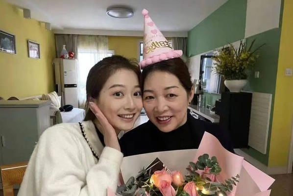 中国传媒大学校花冯琳，毕业实习无缘央视，选择签约上海卫视