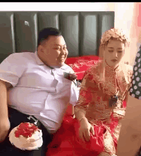 爆笑的GIF趣图:中间的妹子,被这么多男生围着是什么感觉