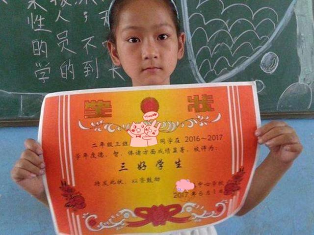 家里一面墙贴满了娃的奖状，妈妈却开心不起来，是我也高兴不了