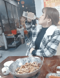 搞笑的GIF动图：这个世界不得了，狗子叼着公鸡跑