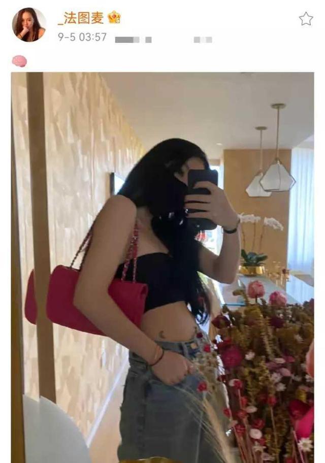 李咏19岁女儿凌晨晒自拍照：皮肤白皙小蛮腰吸睛，带13万名牌手表