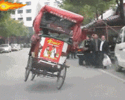 搞笑的动图GIF：酸奶盖子也可以舔啊！