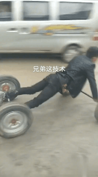 搞笑的GIF动图：喝酒了不敢酒驾，只好把车扛回家了！