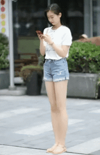 邪恶的小姐姐GIF图：小姐姐比心