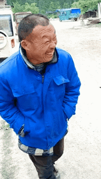 爆笑的动态图：让你看看熊孩子是怎么套垃圾袋的
