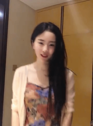 性感到不行的美女动图：身材颜值那叫一个不错啊！