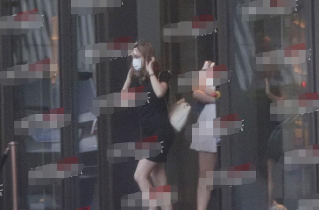 李治廷女友:李治廷与混血女友罕同框，深情对望好甜蜜，女方浓妆艳抹身形曼妙