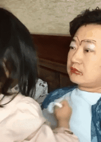 爆笑的动图图片：天太热了，我不管，我就要脱光光