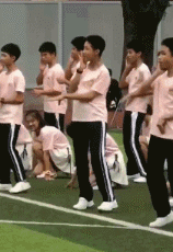 搞笑的动图GIF：小姐姐，你这牙齿居然能自由装卸
