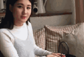 内涵美女的GIF动态图片：请问这样的姿势标准不？