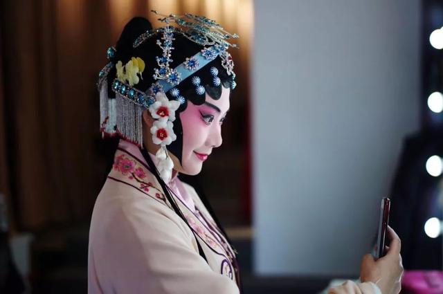 昆剧旦角化妆摄影图片