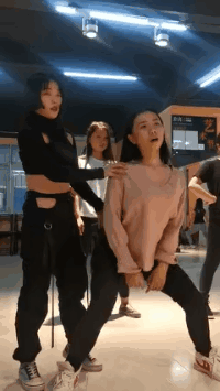 邪恶内涵的美女动图图片：妹子动作到位，表情不对！
