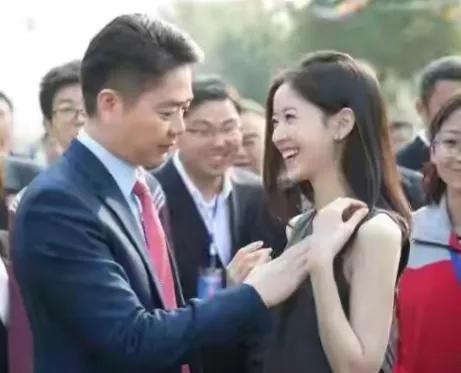 刘强东：深爱初恋女友，为何会娶小19岁章泽天？