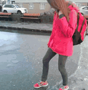 爆笑的动图图片：妹子你这样就过分了啊！