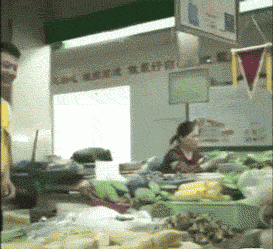 邪恶的美女动图：妹子，买玉米还是买藕？