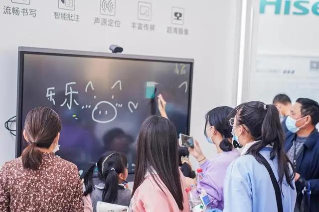 科大讯飞AI开发者大赛圆满落幕 钛虎机器人就外骨骼产品进行展示