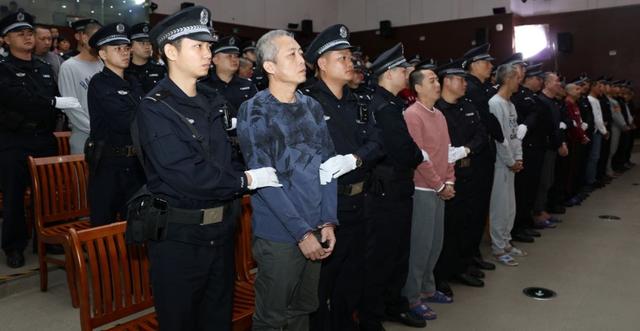 黄鸿发在当地作威作福30年,造成2人死亡,3人重伤