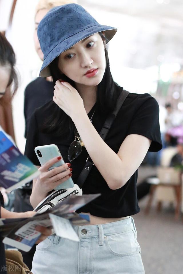 成龙还认了景甜做干女儿.