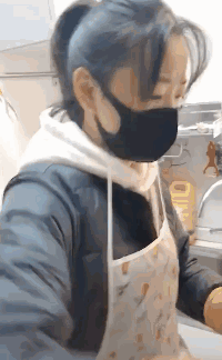 美女邪恶动图GIF图片：媳妇第一次做饭，没想到还会掂勺