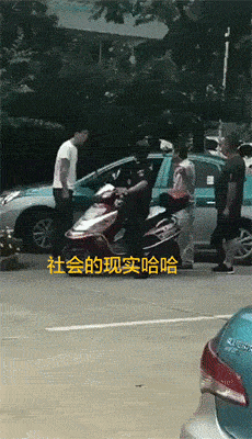 搞笑的动图GIF：这两栋楼里面的住户可能有一些隐藏关系吧！